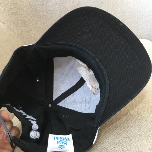 SOLD - Vintage 90’s Seaworld Polar Bear Hat - Picture 11 of 11